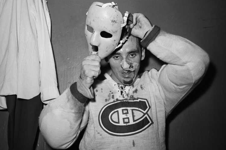 Jacques Plante v památný den, kdy hrál poprvé s maskou.