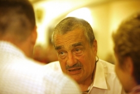 Nejoblíbenější a nejbohatší český politik peníze vrátí.