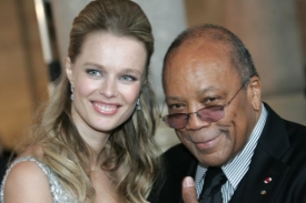 Helena Houdová a producent Quincy Jones v Karlových Varech.