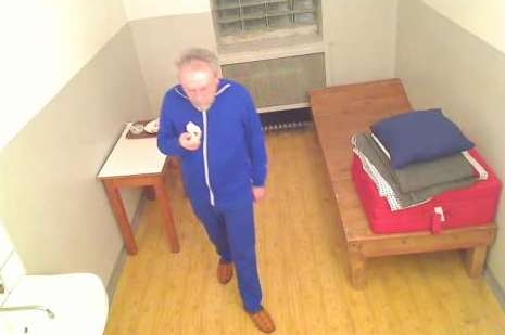 Holzapfel pojedl a prochází se první den po cele.