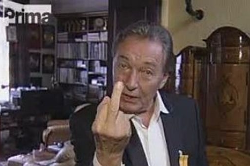 Gott ukázal zdvižený prostředníček. Gott ukázal zdvižený prostředníček.