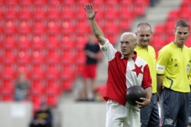 František Veselý při slavnostním otevírání stadionu v Edenu.