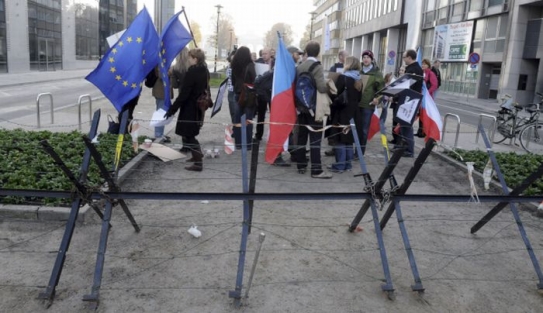 Většina demonstrantů byli Britové.