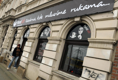 Obsluhu v nové kavárně tvoří pouze neslyšící.