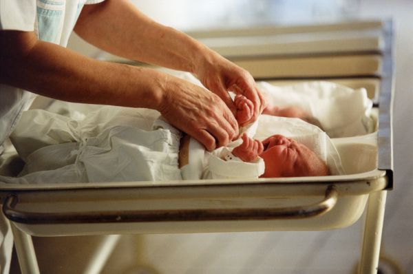 Žena po nepovedené sterilizaci porodila zdravou holčičku.