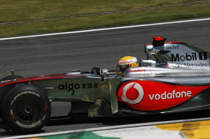 Monopost stáje McLaren.