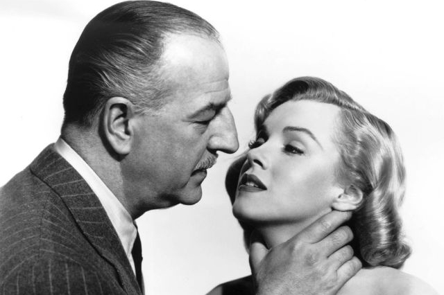 Marilyn Monroe a Louis Calhern v Asfaltové džungli. 