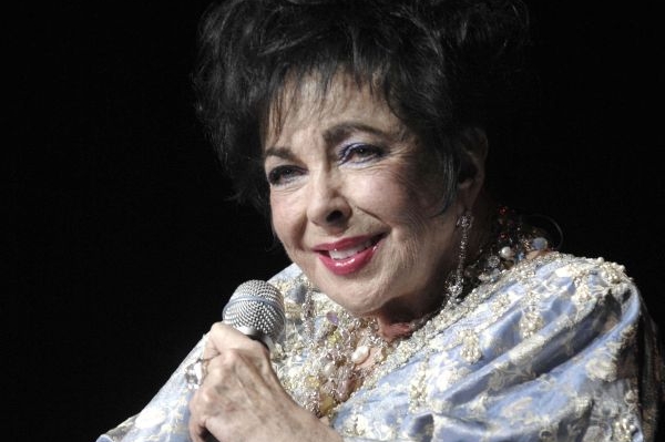 Elizabeth Taylorovou hlídá na klinice několik osobních strážců.