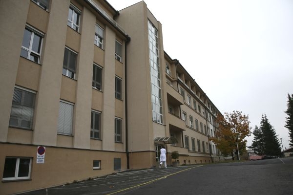 V karlovarské nemocnici leží pravděpodobně další nakažený.