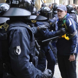 Fanoušek fotbalistů Baníku Ostrava a zasahující policisté.