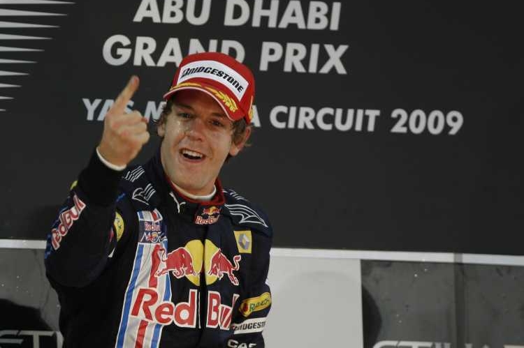 Sebastian Vettel ze stáje Red Bull slaví triumf na okruhu Yas Marina.