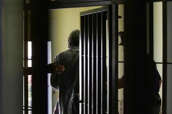 Na násilníka uvalila policie v neděli vazbu.
