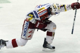 Vladimír Růžička mladší se raduje z proměněné penalty.