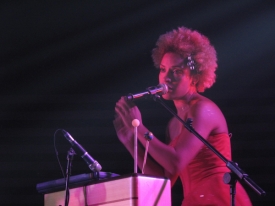 Zpěvačka Martina Topley-Bird na aktuálním turné vždy otevírá večer.