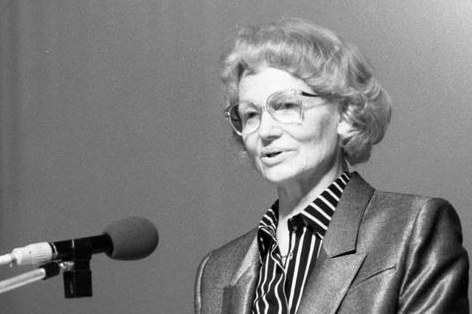 Honeckerová jako ministryně školství roku 1988.