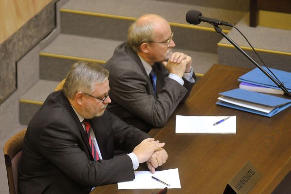 Předkladatel stížnosti senátor Jiří Oberfalzer (vlevo) s advokátem.