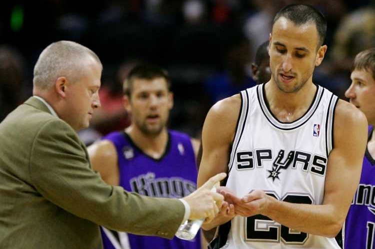 Basketbalista San Antonia Manu Ginobili si dezinfikuje ruku.