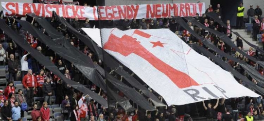 Fanoušci hokejové Slavie ucitili památku Veselého tímto vzkazem.