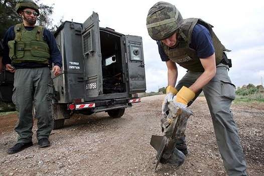 Izraelští experti sbírají zbytky palestinské rakety.