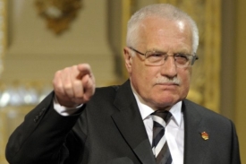 Václav Klaus smlouvu několik hodin po rozhodnutí soudu podepsal.