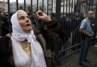 Přeživší ze Srebrenice protestují před soudem v Haagu.