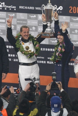 Vettel a Schumacher se raduj&iacute; ze třet&iacute; v&yacute;hry za sebou.