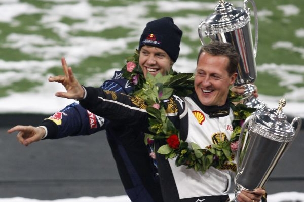 Schumacher s Vettelem oslavují třetí výhru v řadě. Schumacher s Vettelem oslavují třetí výhru v řadě.