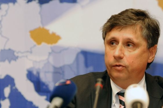 Premiér Jan Fischer nejspíš bude muset vybrat eurokosaře sám. 