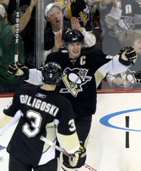 Sidney Crosby se v t&eacute;to sezoně raduje z g&oacute;lů v nečekaně m&aacute;lo z&aacute;pasech.