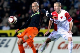 Adam Hlou&scaron;ek ze Slavie (vpravo) a Bruno Saltor z Valencie.