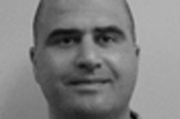 Nucený úsměv masového vraha, psychiatra Hasana.