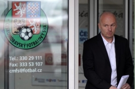 Reprezentační kouč Michal Bílek přichází na tiskovou konferenci.