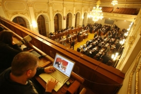 S politikou nen&iacute; spokojeno 9 lid&iacute; z 10.