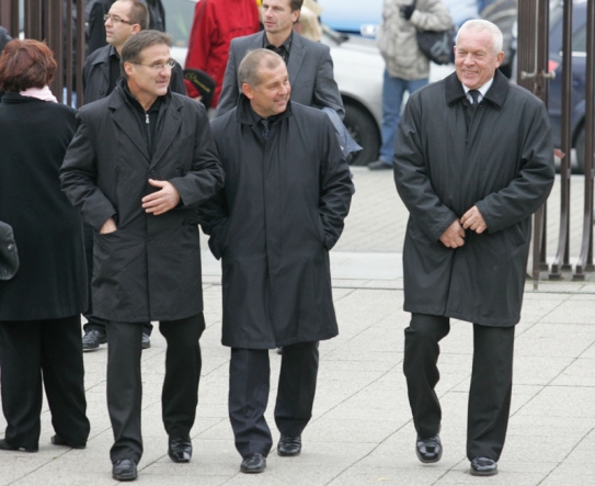 Uprostřed Petr Rada, vpravo Ivo Viktor.