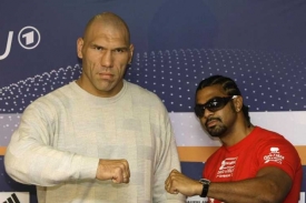 Boxeři David Haye (vpravo) a ruský obr Nikolaj Valujev.