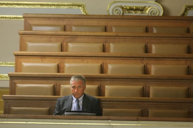 Topolánka mnozí členové jeho strany kritizují.