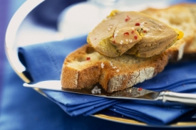 Zastavte prodej foie gras, vyzívá britský herec Roger Moore. Zastavte prodej foie gras, vyzívá britský herec Roger Moore.