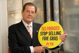 Britský herec Roger Moore. Britský herec Roger Moore.