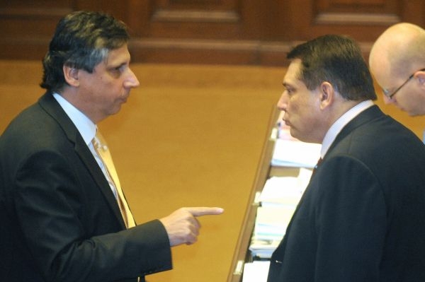 Jan Fischer a Jiří Paroubek v Poslanecké sněmovně. 