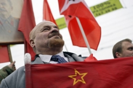 Na přehlídce se objevil i Lenin, tedy muž, který se za něho vydával.