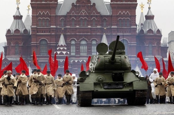 Vojáci oblečeni do uniforem Rudé armády z druhé světové války.