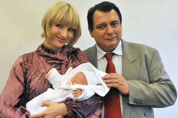 Manželé Paroubkovi s dcerou pózují fotografům. 