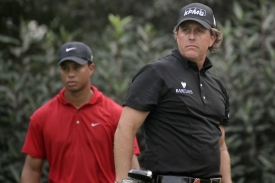 Phil Mickelson (vpravo) s Tigerem Woodsem v posledním kole v Šanghaji.