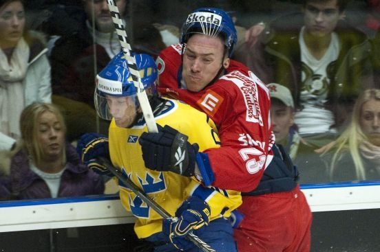 Pavel Brendl (vpravo) v utkání proti Švédsku.