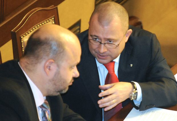 Ministr Barták (vpravo)  případ dvou velitelů odsoudil.
