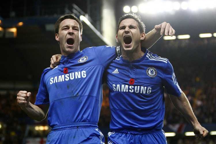 Frank Lampard a John Terry, hráči Chelsea, slaví gól v síti United.