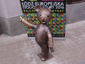 Medv&iacute;dek U&scaron;&aacute;ček na ulici v Lodži.