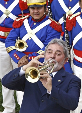 Skutečn&yacute; prezident Braz&iacute;lie Lula da Silva na vojensk&eacute; přehl&iacute;dce.