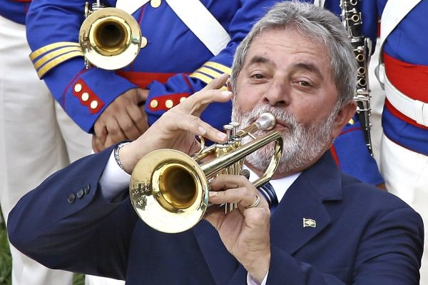 Skutečný prezident Brazílie Lula da Silva na vojenské přehlídce. Skutečný prezident Brazílie Lula da Silva na vojenské přehlídce.