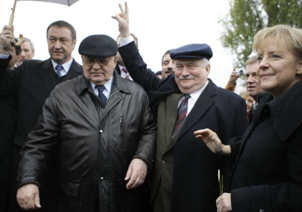 Merkelová, Walesa a Gorbačov na historickém mostě.